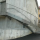 YSOSPIRE escalier métallique extérieur bâtiment balancé épousant un mur arrondi
