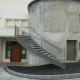 YSOSPIRE escalier métallique extérieur balancé épousant un mur arrondi