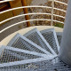 YSOTUBE escalier hélicoïdal, colimaçon, détail marches métalliques